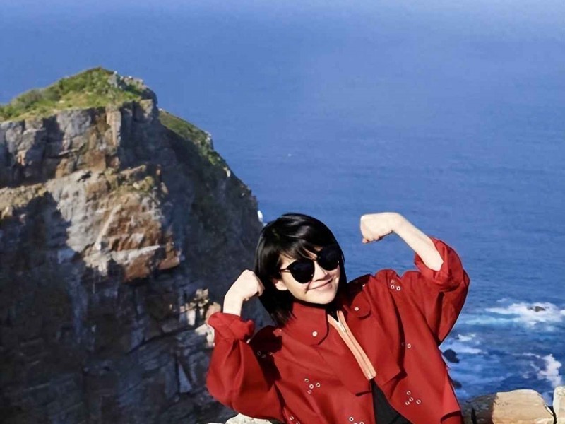 56岁许晴旅行穿搭全解析：风衣皮裤短发造型，时髦减龄又实用