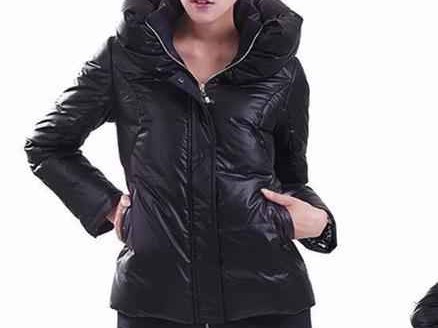 冬日女生穿衣搭配：羽绒服+阔腿裤，大衣+卫衣，40+女性时髦穿搭指南