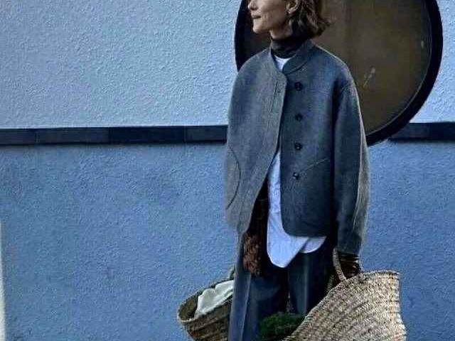 极简生活穿搭秘诀：朴素大方中展现文艺气质，黑白灰与藏蓝的智慧