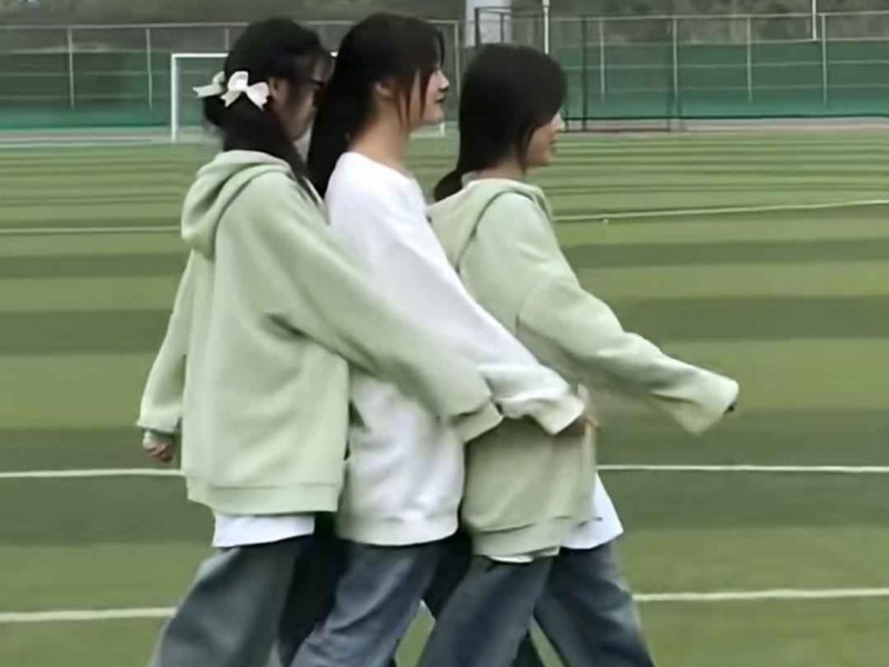 初一女生穿衣搭配新风尚：大码衣裤配八字刘海，父母吐槽全国统一？