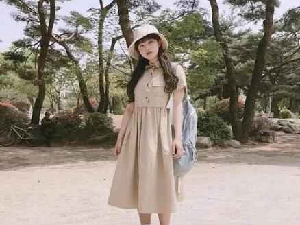 175穿衣搭配女：170+身高女生，就算光脚丫也好看，“白衬衫+短裙”搭配，真妩媚