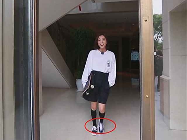 红色万斯鞋穿搭攻略：王珞丹同款Vans鞋，百搭实惠又时尚！