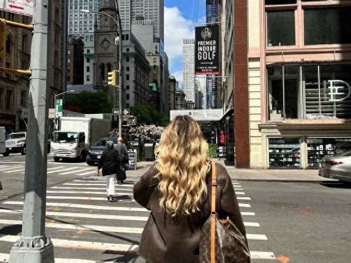 秋日慵懒风穿搭秘诀：跟Ins博主Celine学穿出自带滤镜的温柔感