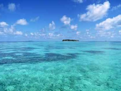 湖蓝色搭配全攻略 从穿搭到家居教你用对这份清澈与宁静