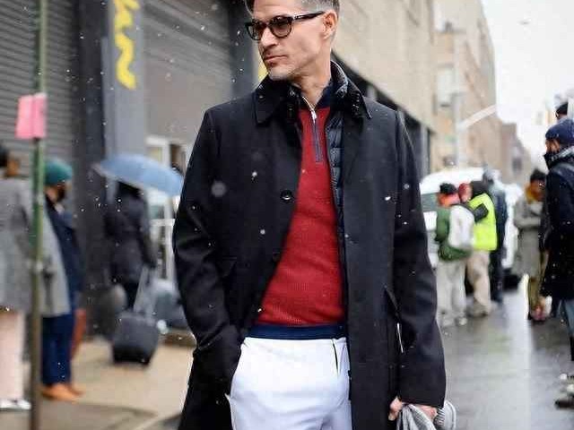 中老年男士冬季穿搭秘诀：戴帽与亮色衣的年轻魔法