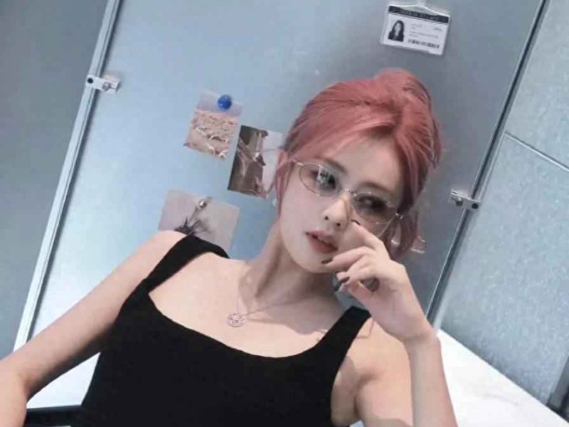 粉色头发穿搭宝典：白鹿的时尚造型大揭秘