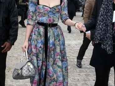 骨架宽穿衣搭配：宽腿裤的冬季时尚，大衣羽绒服穿出高级感