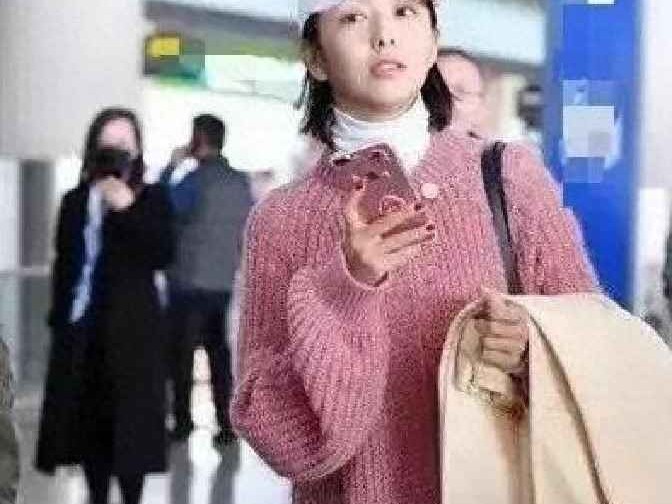 机场女生穿衣搭配 佟丽娅机场私服秀超强搭配！针织大衣配牛仔裤，时尚又显年轻