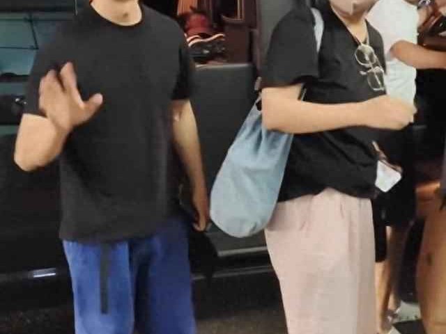 40岁黄轩夏季穿搭指南：黑T恤简约风现身重庆，高挑身材帅气十足