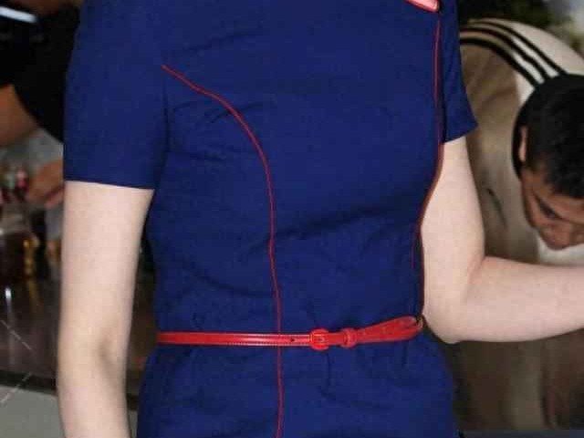 展会穿搭攻略：深蓝与红色搭配，解锁车展职场新潮流