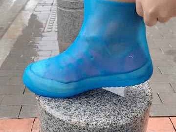 女生下雨天穿鞋秘籍：防滑保暖还时髦的绝佳选择