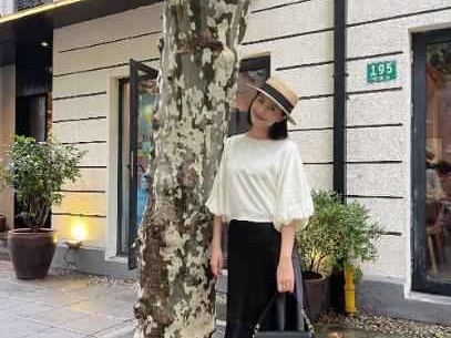 高圆圆穿搭教科书：灯笼袖上衣配缎面裙，轻松穿出女神气质