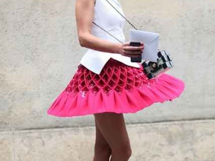 百褶短裙配鞋全攻略 从运动鞋到靴子穿出不同风采