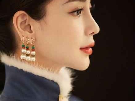 Angelababy穿搭指南：裸色裙与海藻长发，轻松穿出高级感