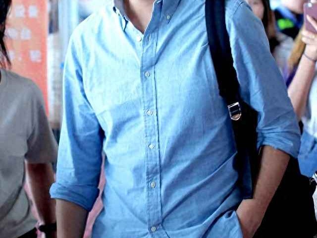 男人衬衫搭配新法则：告别塞裤腰，跟靳东学穿出高级感