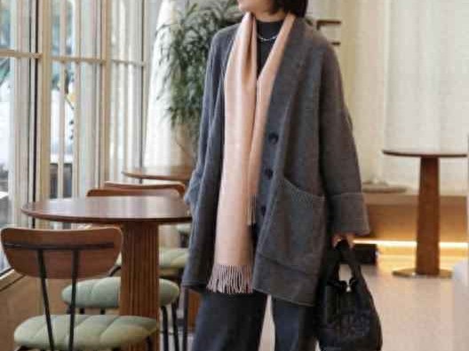 大骨架女生穿搭秘籍：大衣+阔腿裤，中年女性的高级显瘦指南