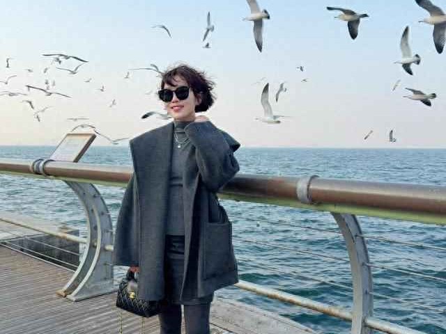 38岁的女人穿衣搭配 年纪越大越要打扮！看这位53岁姐姐穿衣温柔时髦，减龄10岁都不止