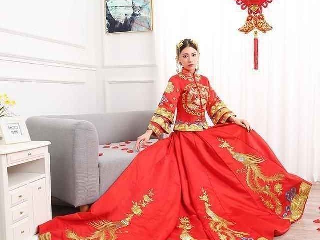 哎哟喂，这块绸缎不一般！穿对中式嫁衣，婚礼惊艳全场还不怕折腾