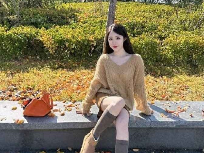 穿衣搭配层次：一浅一深，再搭配浅色，氛围感十足