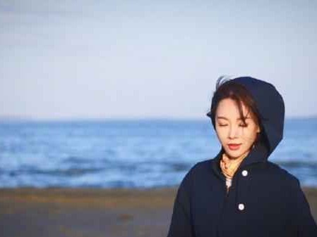 陈数水边穿搭解析：藏蓝外套配花丝巾，湖边拍照优雅气质满分