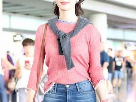 秋冬室内穿搭秘籍：针织衫搭配格纹大摆裙，不同身材通勤指南