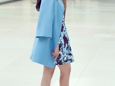 蓝色裙子外套搭配全攻略，穿出四季不同风情