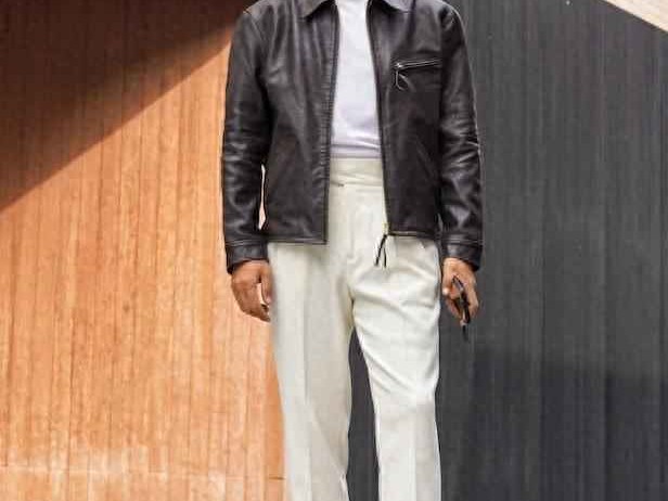 40岁男人夏季穿搭攻略：皮夹克配休闲裤，轻松穿出帅气成熟范儿