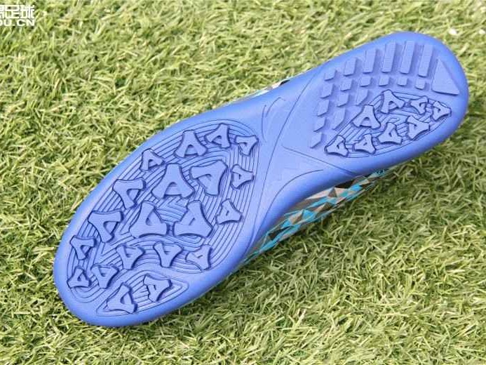 2025实战足球鞋挑选指南 兼顾球场表现与街头潮流