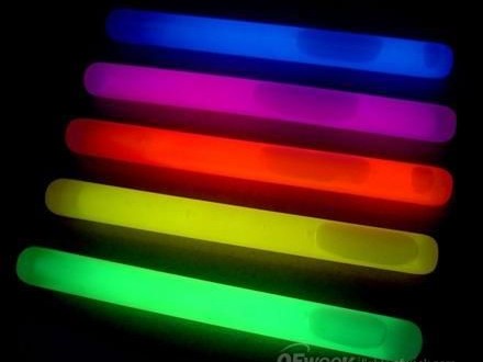荧光色是什么颜色一看就懂的全面解析