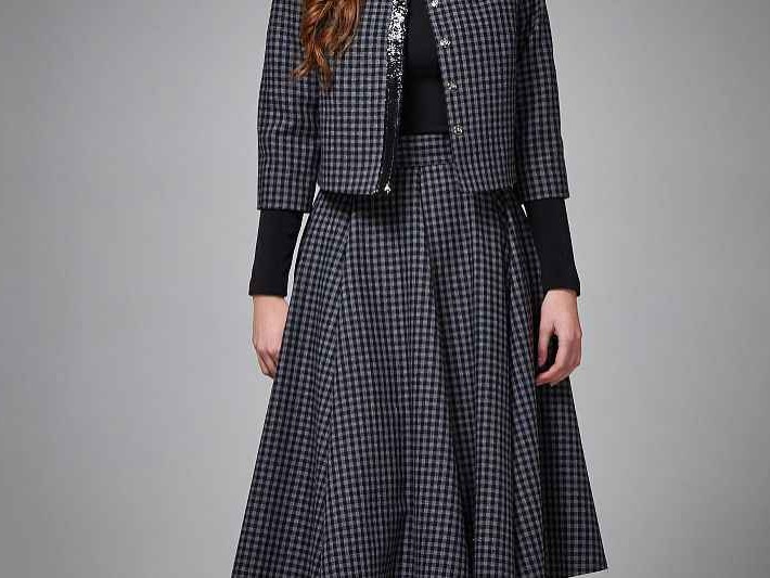 灰色半裙的万能外套搭配图鉴 穿出高级感就靠这几件