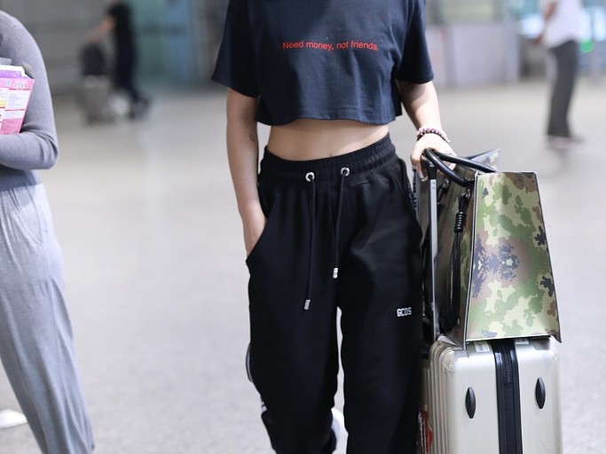 黑运动裤穿搭真经 解锁一周时髦不重样