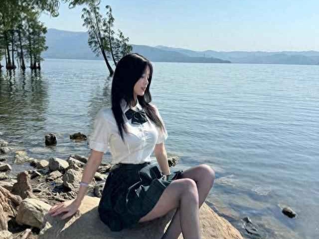 170身高女生穿衣搭配技巧：白衬衫配短裙，光脚也妩媚！