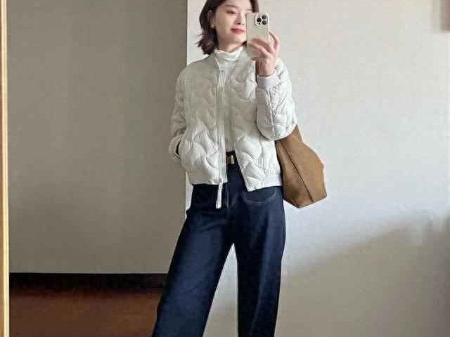 秋冬棉衣搭配秘籍：奶白菱格短棉服与藏蓝阔腿牛仔的简约质感穿搭