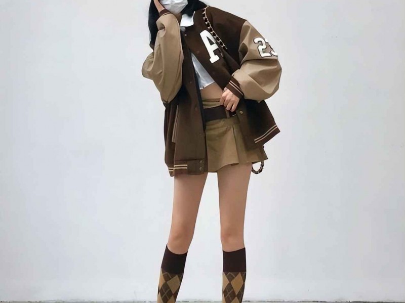 小个子女生秋冬穿搭秘籍：短裙+乐福鞋、九分裤+短靴，显高又时髦