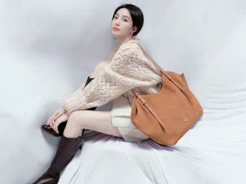 清冷女孩穿衣搭配秘籍：气质美女的时尚魅力全解析