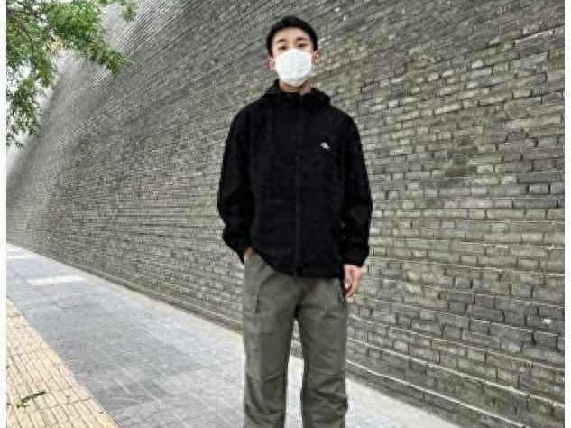 偏瘦男生冬季穿搭攻略：冲锋衣+工装裤，穿出挺拔年轻感