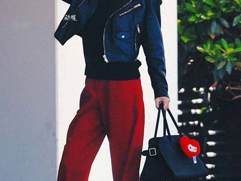 172身高穿搭宝典：唐嫣黑皮衣配红裤子，运动鞋穿出时髦高级感