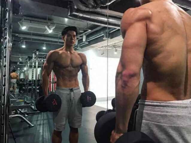 150斤男生蜕变计划：3个秘诀练出腹肌，轻松减重38斤！