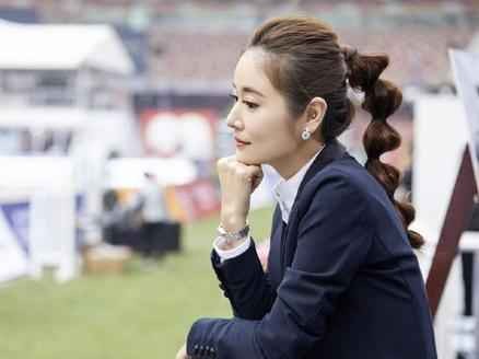 49岁林心如的西装搭配裙子穿搭秘诀：高级时髦又干练！