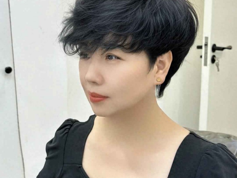 短发女生可爱穿搭秘诀：今年爆款灵动短发造型解析