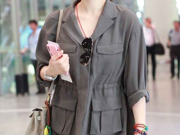 肩宽女人穿衣搭配 肩宽的女生怎样穿？搭配要会扬长避短