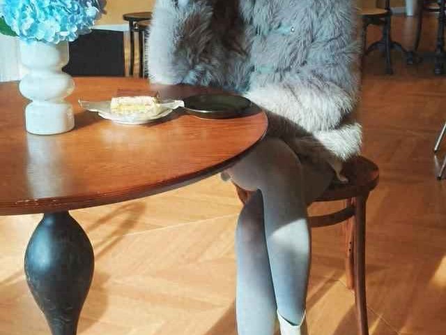 灰貂穿搭全攻略：高级灰名媛范，灰色皮草配打底裤超吸睛