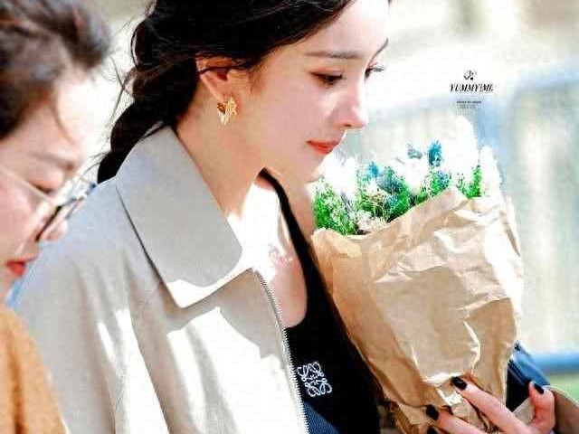 35岁女人穿衣搭配秘诀：跟杨幂学穿搭，告别牛仔裤T恤，时髦减龄更自信