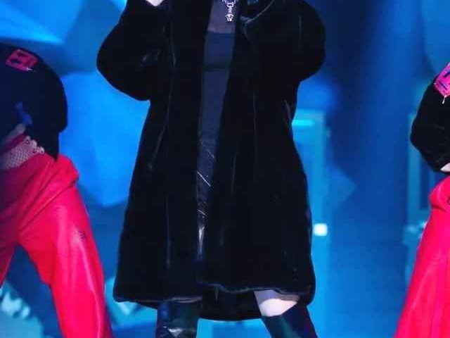 回形针的穿衣搭配 看不懂李宇春穿法，皮草搭棒球帽，耳朵上咋还戴了一个“曲别针”