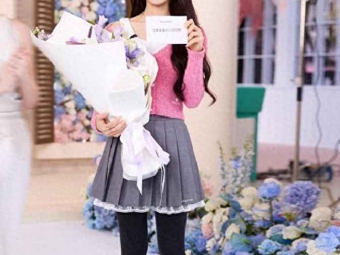 娃娃脸穿搭灵感：赵今麦粉色针织衫配A字裙，清新减龄又显高