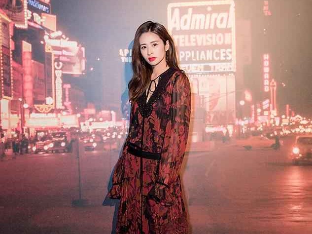 颖儿穿搭宝典：街拍造型图片大全，风格百变超吸睛！