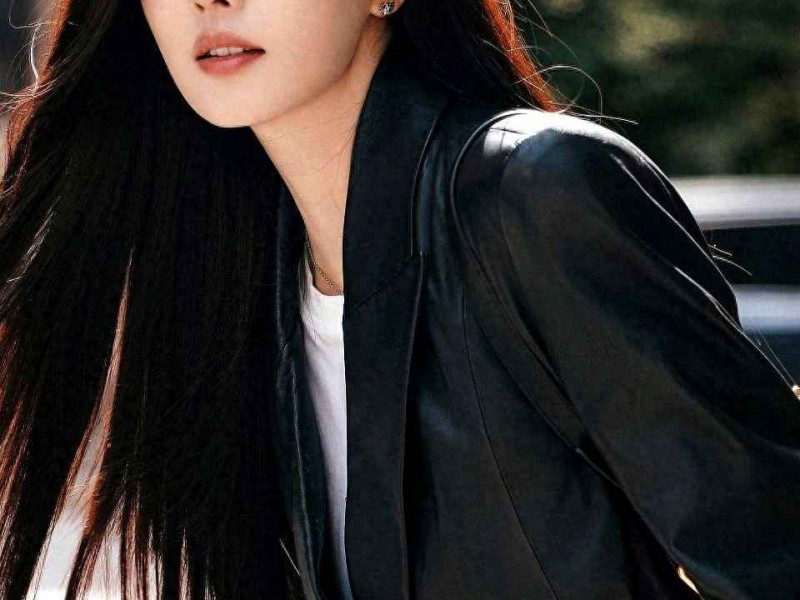 墨镜穿衣搭配秘诀：白鹿黑皮衣造型，中年姐妹酷飒变身指南