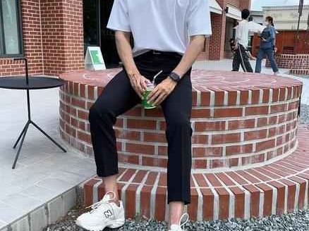 学生穿衣搭配新趋势：校服围腰潮流复古回归，轻松穿出个性风格！