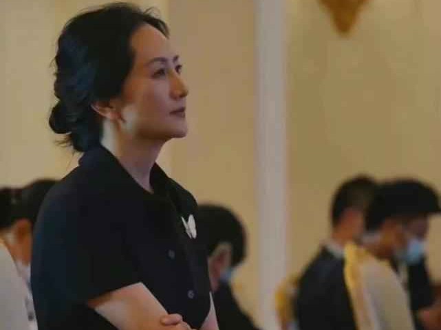 名媛穿衣搭配指南：跟孟晚舟学简约高级感，不追潮流更显气质