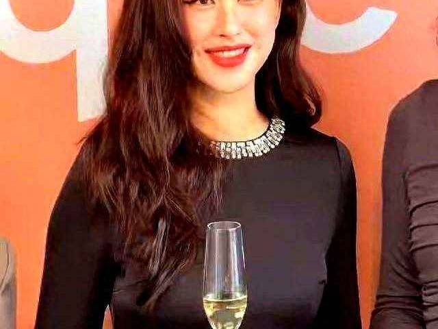 圆脸明星穿衣搭配：41岁朱珠三里屯亮相，圆脸梨涡红唇吸睛，微胖身材穿黑裙太惊艳